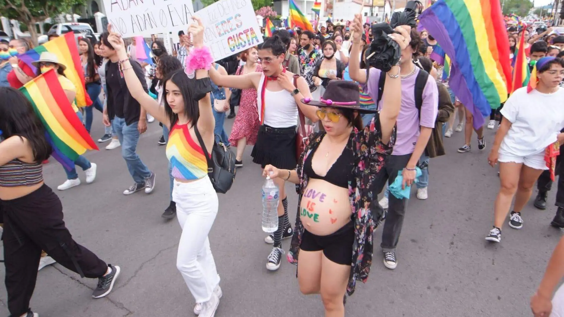 marcha de la comunidad lgbt en chihuahua